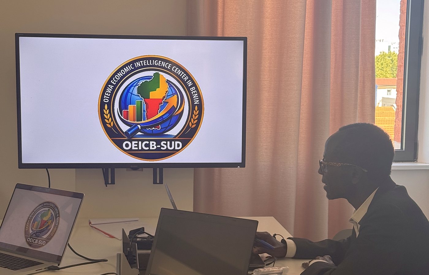 Adébissi Daoudou, président d'OEICB France, au travail devant le logo OEICB-SUD